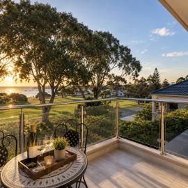 Relaxed Coastal Retreat Walk to Beach