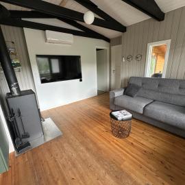 Cosy Cabin Escape with Hot Tub & Lake View, hotel a Lundur