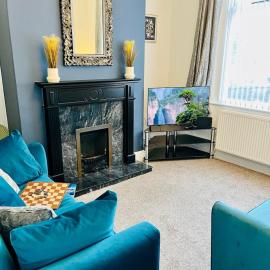 For a Lovely Stay in Preston Sleeps 7 with Parking