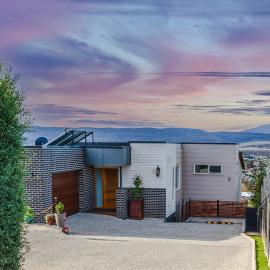 Spacious Modern Launceston Home with Views- Near CBD & Hospital, Hotel in Launceston