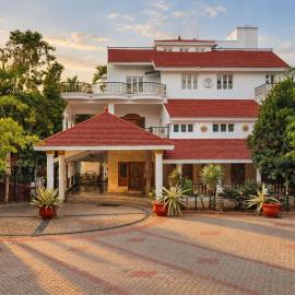 Rang Mahal StayJade Pvt Pool Garden Nelamangla, Hotel in Bangalore