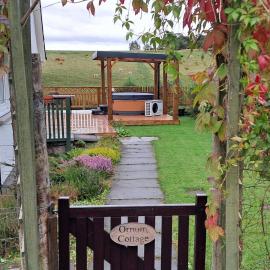 Ornum Cottage with hot tub