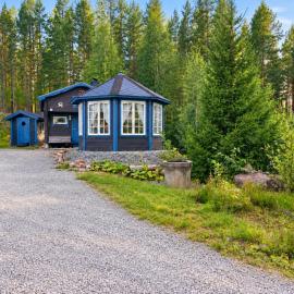 Cozy Waterfront Cabin with Wood-Fired Sauna, hotel sa Skattungbyn