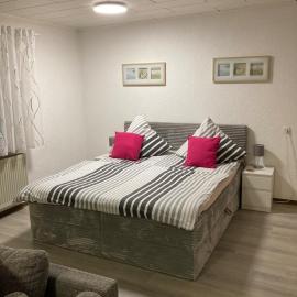 Stilvolles 65qm Apartment mit Terrasse 6 Garten – hotel w mieście Philippsburg