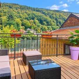 Les Gîtes de Monthermé Le Duplex avec vue sur la Meuse, Hotel in Monthermé