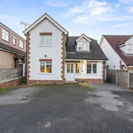Large 4 Bedroom House Bricket Wood, Van & Car Parking, Sleeps 8