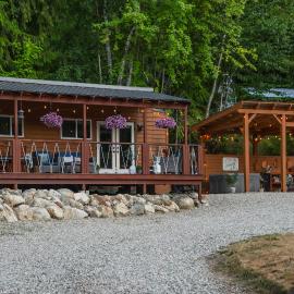 Boutique Tiny Home Retreat - Private Hot Tub & Gazebo, hotel v destinácii Sicamous