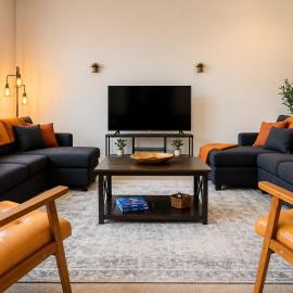 Spacious Loft with Fireplace - near CSU, Playhouse, Progressive field, R&R Hall of Fame with Gym & Sauna and Sleeps 12, Hotel in Cleveland
