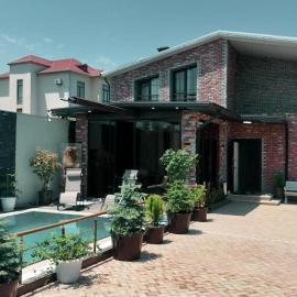 Sea Breeze yakınında ısıtmalı havuzlu iki katlı villa