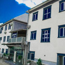 Howaii Hotel & resort، فندق في Jalingo