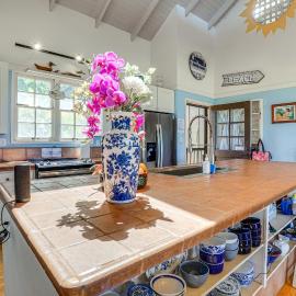 Walk to Beach: Paniolo Hale Townhome w/ Ocean View, hotel v destinaci Maunaloa