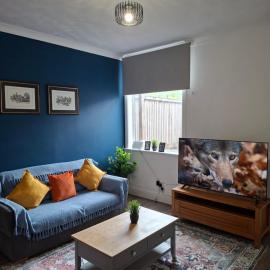 4BR 2 bathroom in Manchester - Pool Table - Parking - Pets Welcome