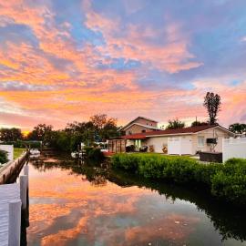Waterfront retreat with kayaks, walk to the beach