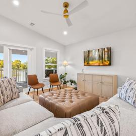 Lake front, convenient, renovated on Lake Oconee!
