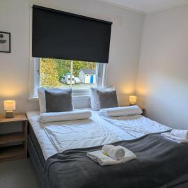 Aurora Fjord View Escape Narvik garden sleeps 10, хотел в Нарвик