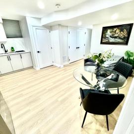 The Evening Mist 2BR Basement House - Whitby, hotel en Whitby