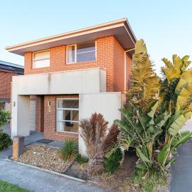 Spacious Point Cook Retreat & Free Parking