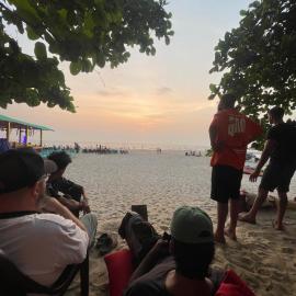 12 Monks - Beachfront Hostel，亞蘭博的飯店