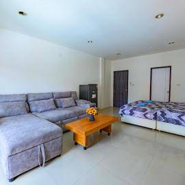 R&B hostel apartments and sports bar, hotel in Koh Samui