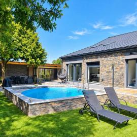 Luxury apartment with garden and pool, Hotel in Prag