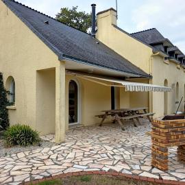Le Bois du Gouta Grande maison de campagne 15 pers โรงแรมในCarentoir