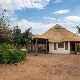 Dewclaw Baobab Safari Lodge, ξενοδοχείο σε Mfuwe