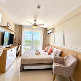 Fast Wifi Modern Condo Minutes Away from Airport