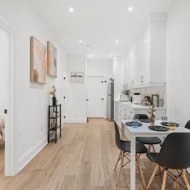 Luxury Private Suite, Parking, TV, Sleeps 3、トロントのホテル