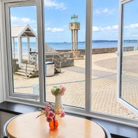 Bambi Nest Seafront Studio, hotel a Swansea