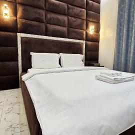 Ellah Suites, hotel i Agblangandan