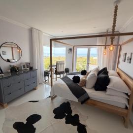 105 On Beach, Whale Room