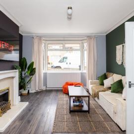 Perfect Booking 3 Bed Bristol Home with Free Parking, Hotel in Brislington