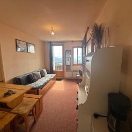 Studio confortable au pied des pistes avec balcon, hotel di Les Adrets