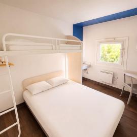 Unisotel Valenciennes EX-hôtel F1, hotel v destinácii Haulchin