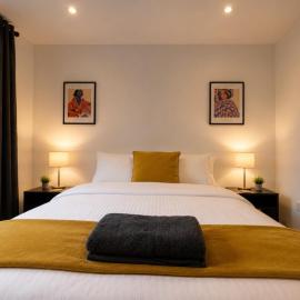 ST6 NEW LISTING! Spacious Ensuite Room, Contractors, Parking and WIFI، فندق في Blean