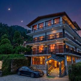 LA Riqueza Kanatal - Himalayan View Rooms - Parking on Site - Close to Surkanda Devi Temple & Jungle Safari, хотел в Канатал