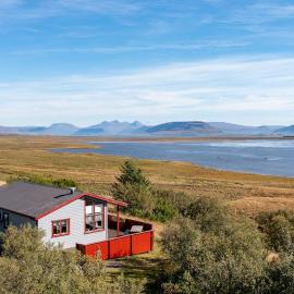 Hvalfjarðarsveit Cottage with lake and fjord views