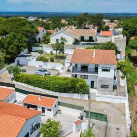 Casa do Castelo - Calm and lovely 2 & 3 bedroom Apt Near the Beach