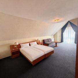 Geräumiges Zimmer mit eigenem Bad, TV & Sitzecke