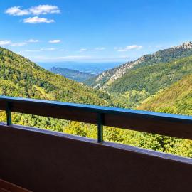 Bilocale Panoramico a 5 minuti dalle piste: Case Arfel şehrinde bir otel