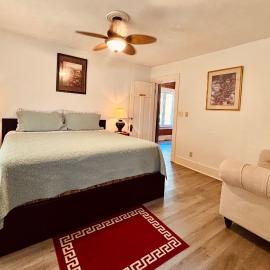 Adorable 2-bedroom unit with jacuzzi beside falls
