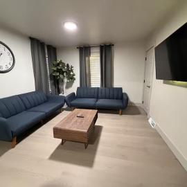 2 Story Home for Families-Sleeps 12 pax- 5 min Downtown