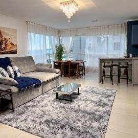 Apartamento completo com Vista mar a 50m da Praia 2 quartos 2 banheiros churrasqueira Wi-Fi e Garagem privativa até 8 hóspedes guarda sol cooler e cadeira de praia, hotel a Piçarras