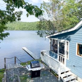 Charming Lakefront Cottage, hotel a Enfield