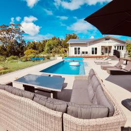 Mangawhai Villa, Poolside Days & Starry Spa Nights
