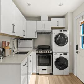 Quiet, cozy 2BR1BA private entry suite near Skytrain
