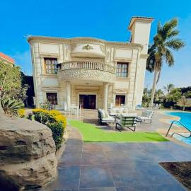 Villa Al-Wazeer-Beverly Hills - فيلا الوزير - بمسبح خاص: Sheikh Zayed şehrinde bir otel