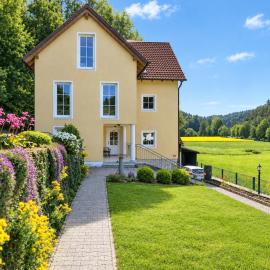 Ferienhaus am Bach mit großem Garten, hotelli kohteessa Deuerling
