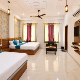 Hotel JR Palace- Near Toran Dwar and free Parking, hotel u gradu Khātu