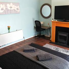 Detached Homestay - Super, King & Double Rooms - Leyland, Preston, Chorley, Lancashire, Hotel in Leyland